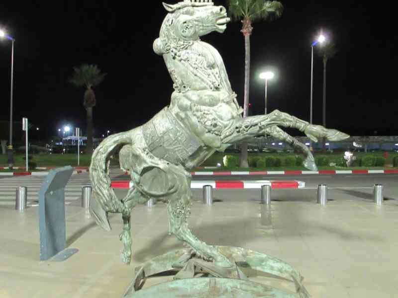 La statue métallique d'un cheval cabré aéroport Mohamed 5 au Maroc photo gratuite