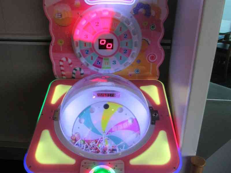 Une machine de jeu d'arcade pour enfants appelée M-candy, photo gratuite