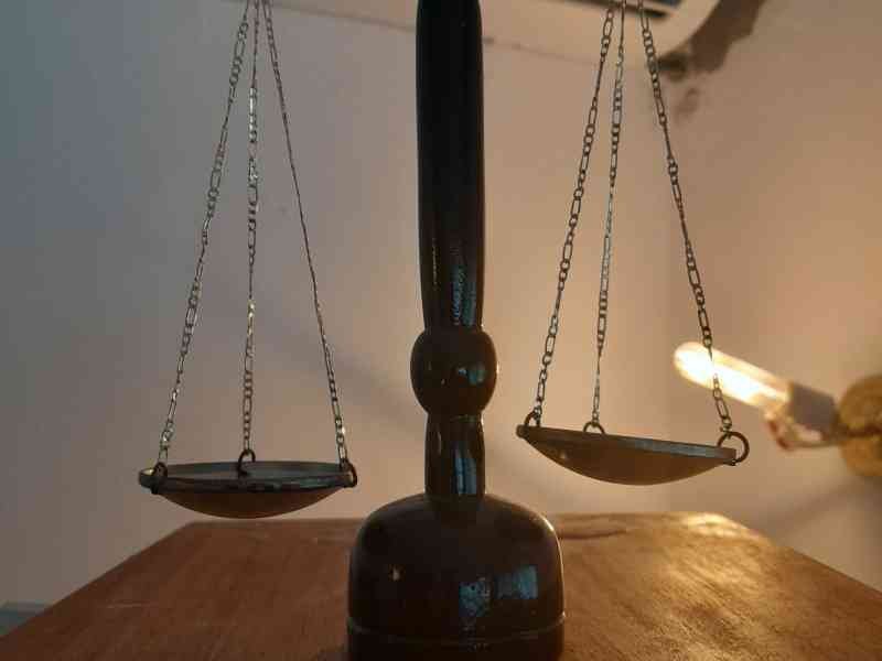 Balance de la justice sur une table en bois photo gratuite