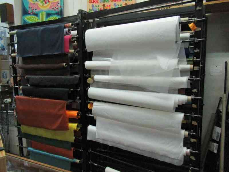 Rouleaux de tissus sur un présentoir