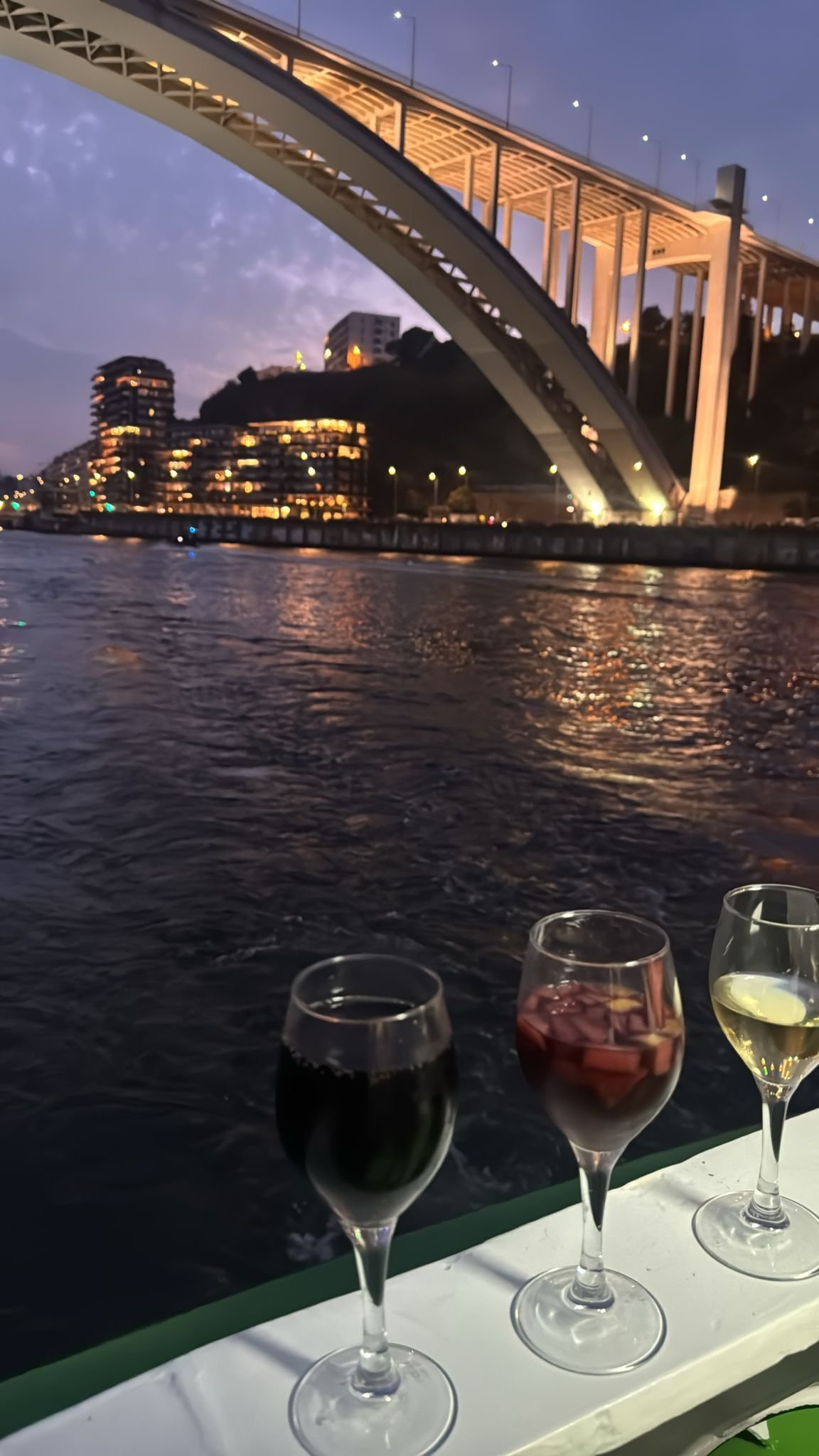 Croisière nocturne sur le fleuve Douro à Porto, au Portugal, photo gratuite