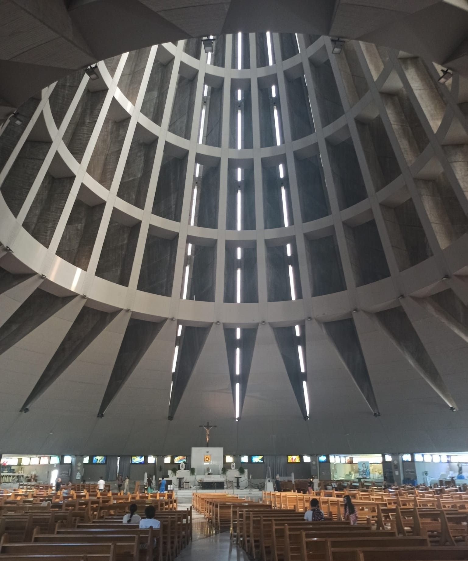 Intérieur de la basilique-sanctuaire Madonna delle Lacrime en Sicile Italie, photo gratuite