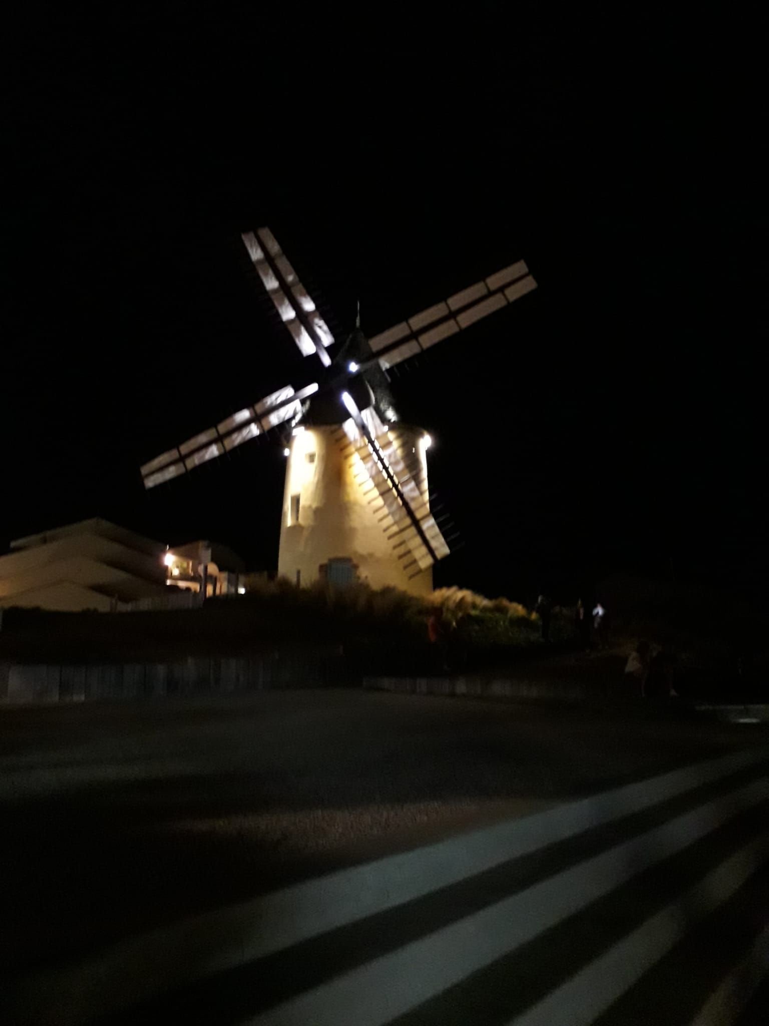 Moulin de Bénesse-lès-Dax éclairé de nuit, photo gratuite