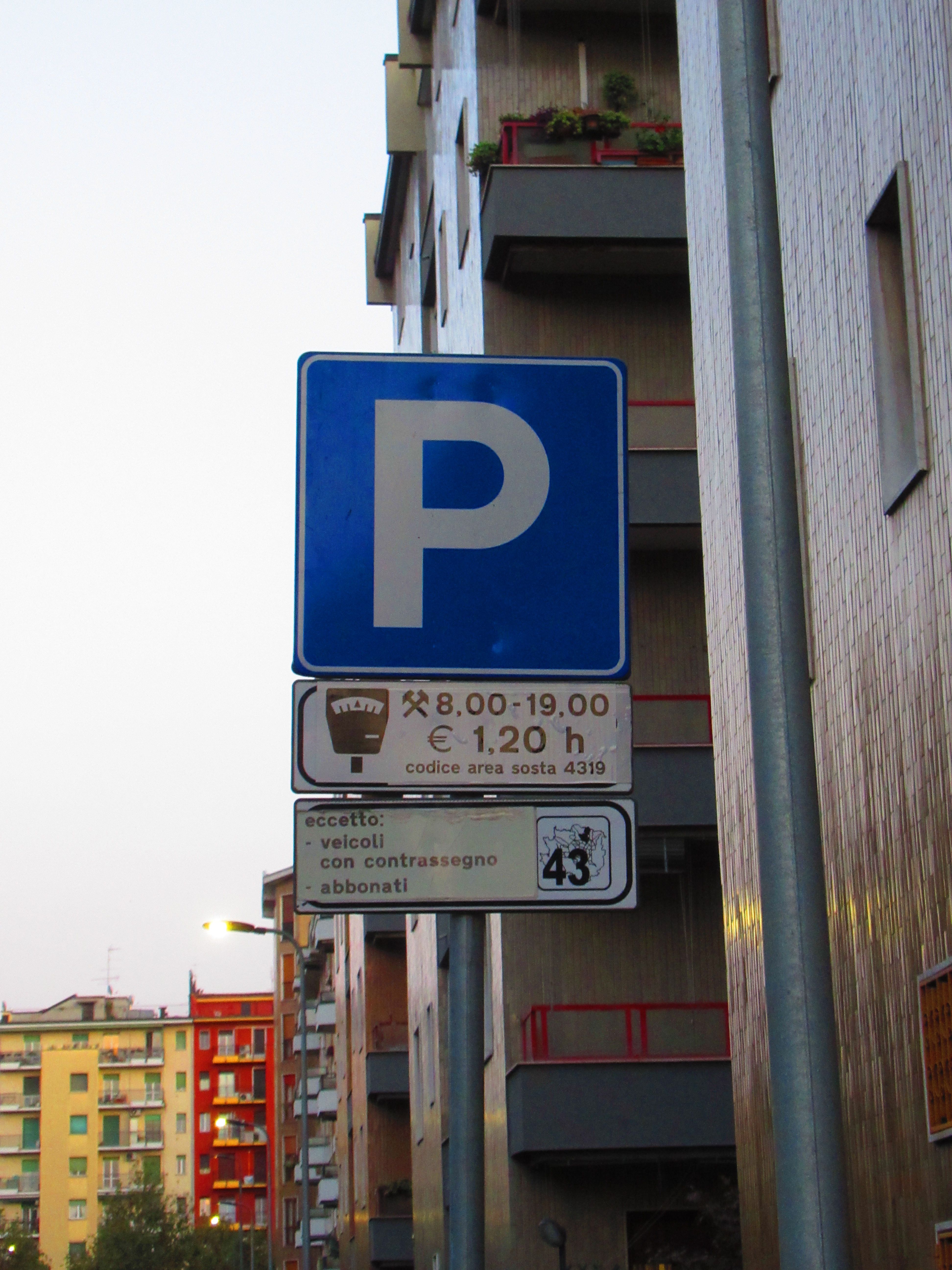 Panneau de parking payant à Milan en Italie photo gratuite