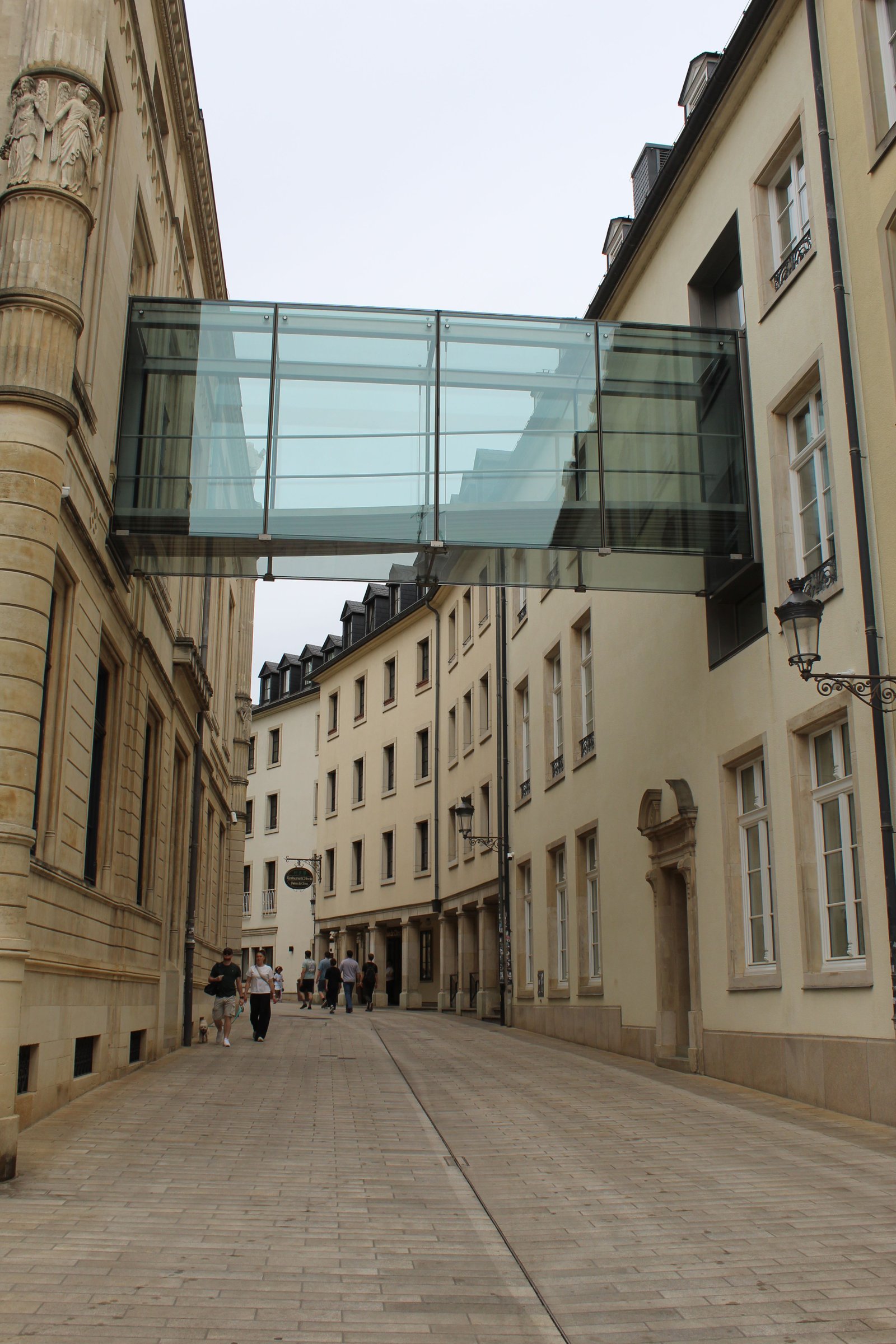 Hôtel de la Chambre des Députés, un pont reliant deux bâtiments à Luxembourg, photo gratuite