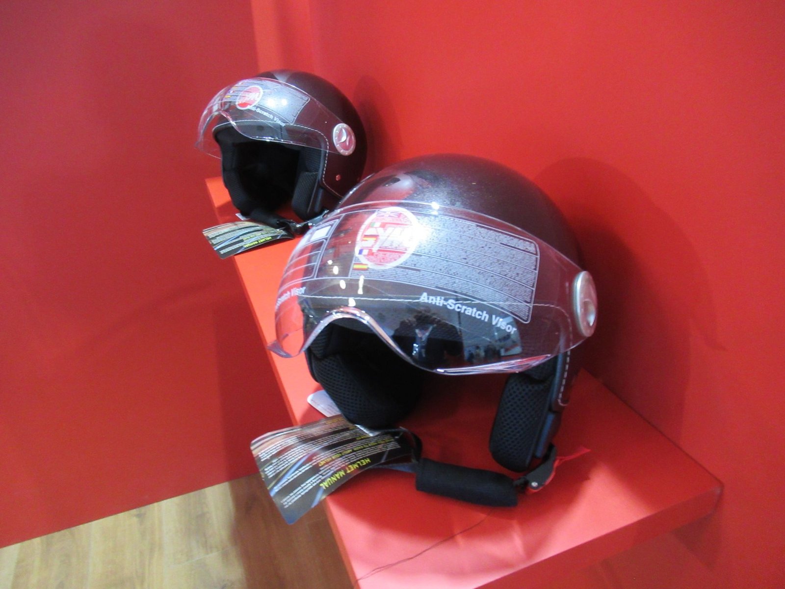 Casques moto avec visière en exposition photo gratuite