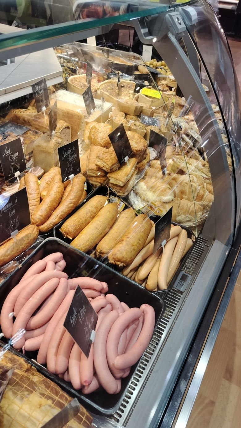 Etal de vente d'une boucherie charcuterie, saucisses, photo gratuite