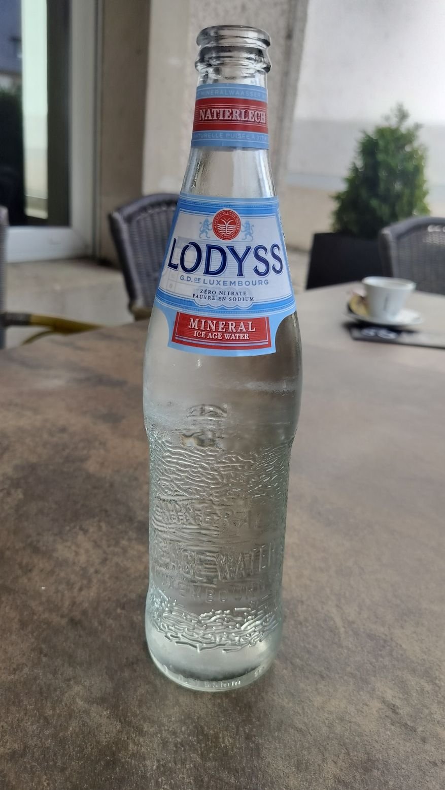 Bouteille d'eau minérale Lodyss, photo gratuite