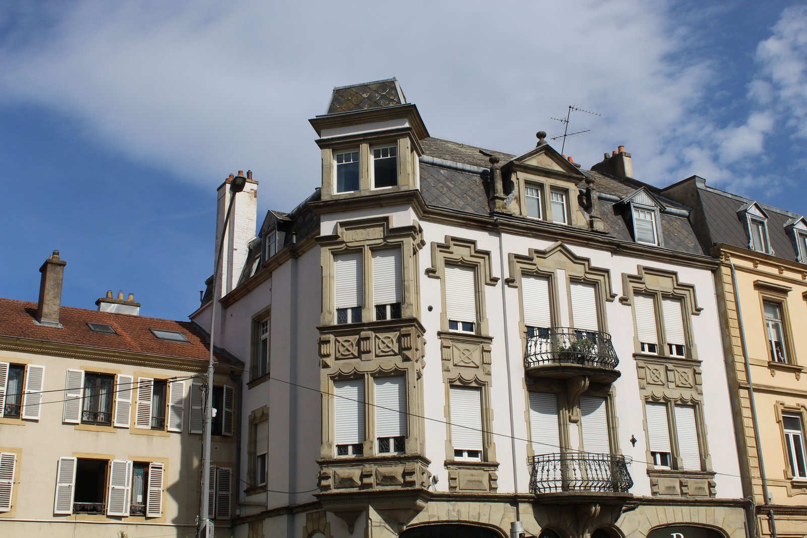 Rue bordée de bâtiments, photo gratuite