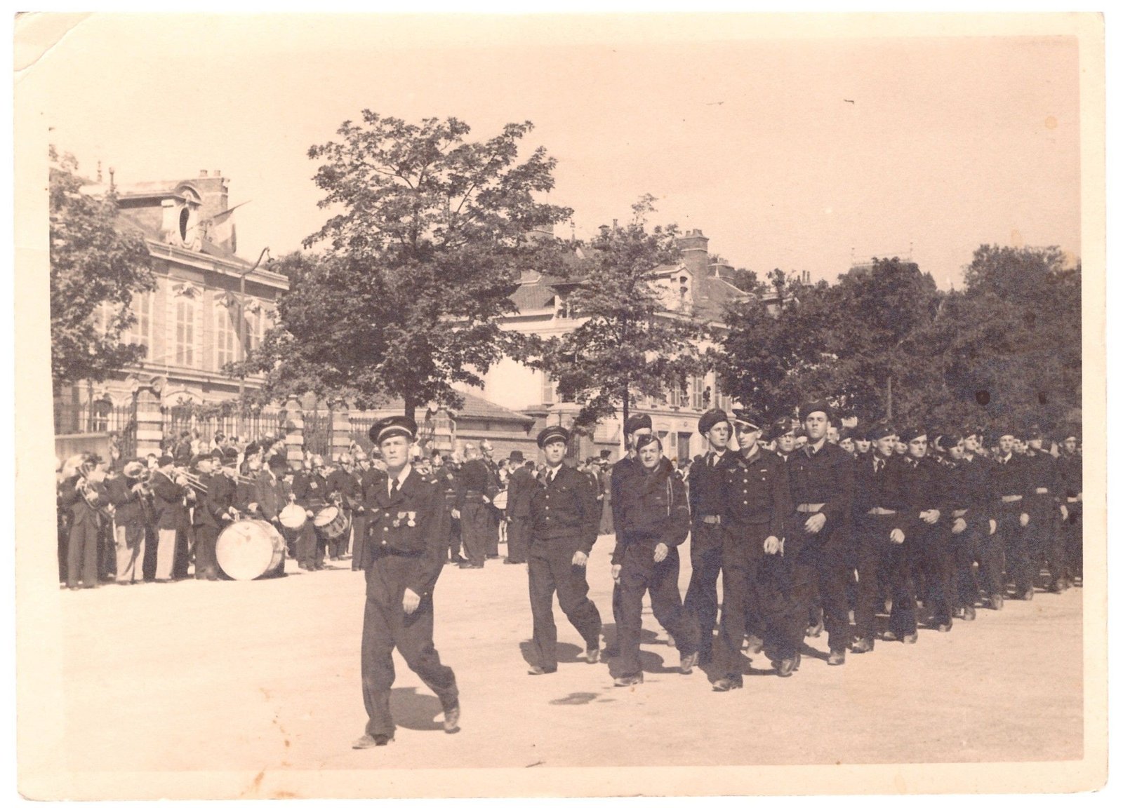 Défilé de l'armistice à Troyes en France 1945 photo ancienne gratuite