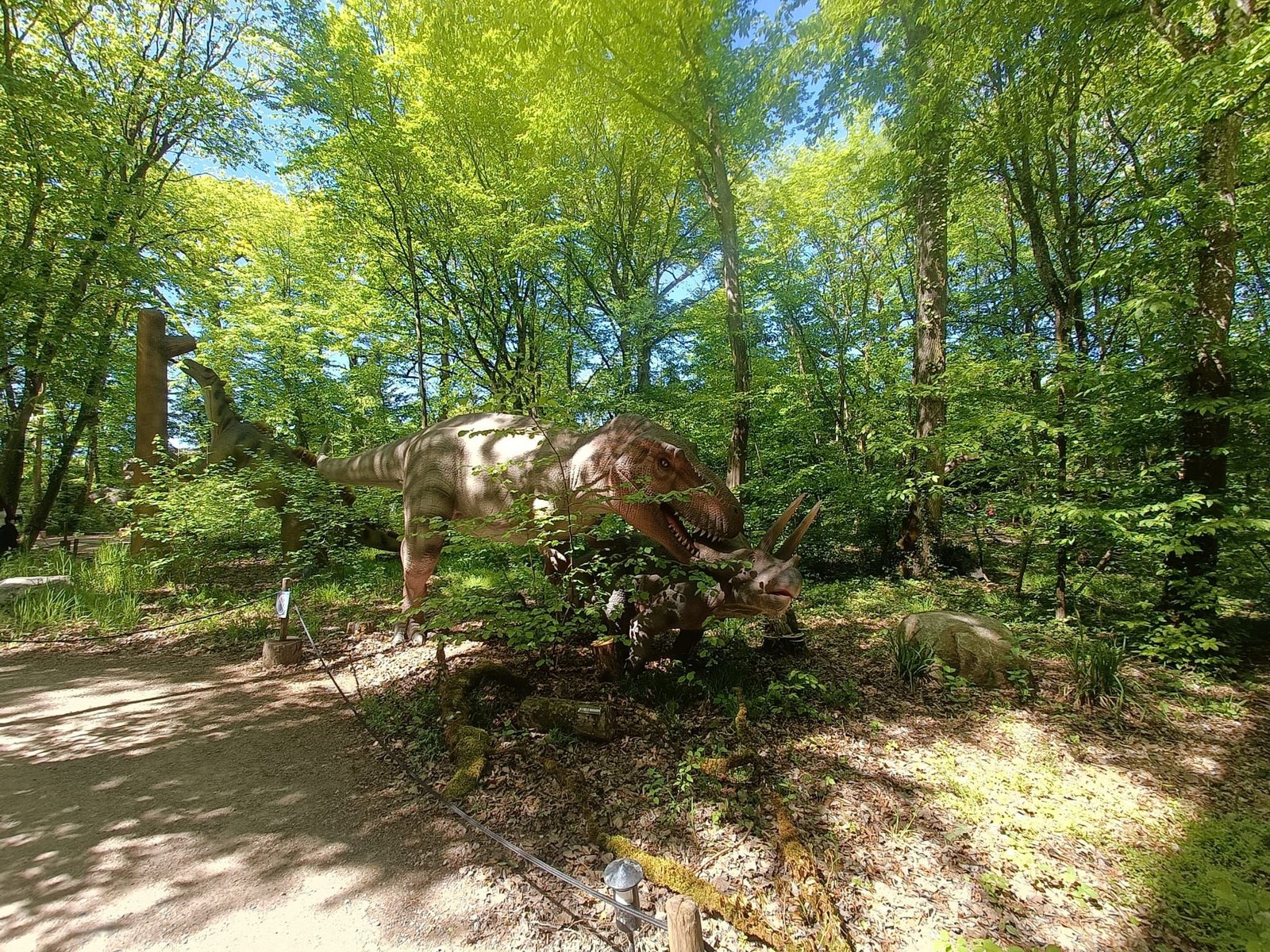 Sculptures de dinosaures dans le Zoo d'Amneville, Moselle, Lorraine, photo gratuite