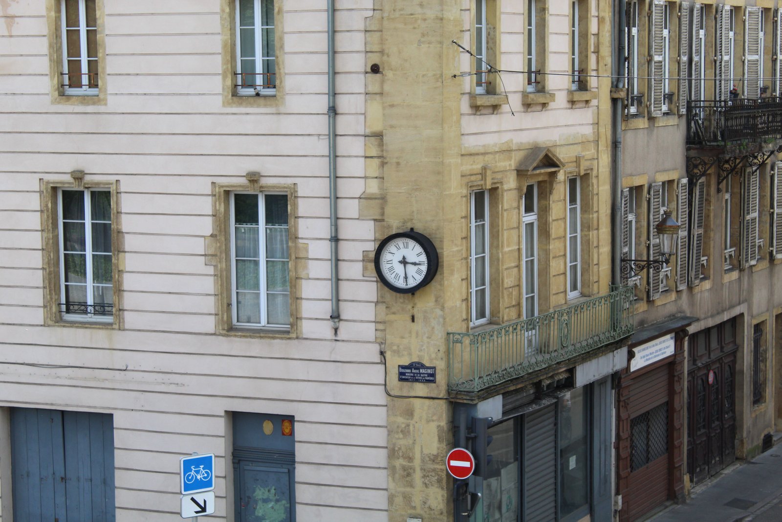 Batiment au coin de la rue, photo gratuite
