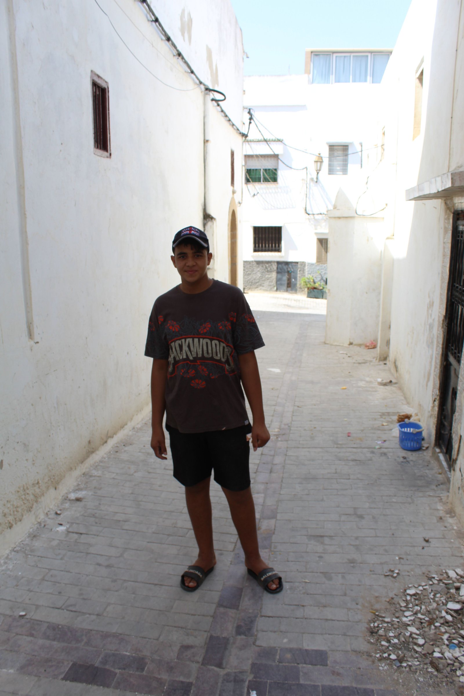Homme au milieu d'une ruelle, Maroc, photo gratuite