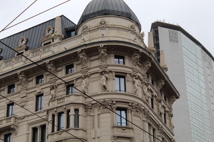 Façade d'un bâtiment dans la ville de Milan Lombardie en Italie photo gratuite