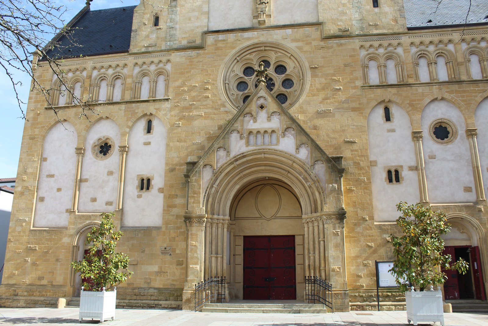 Entrée de l'église Saint Joseph Montigny-lès-Metz, photo gratuite