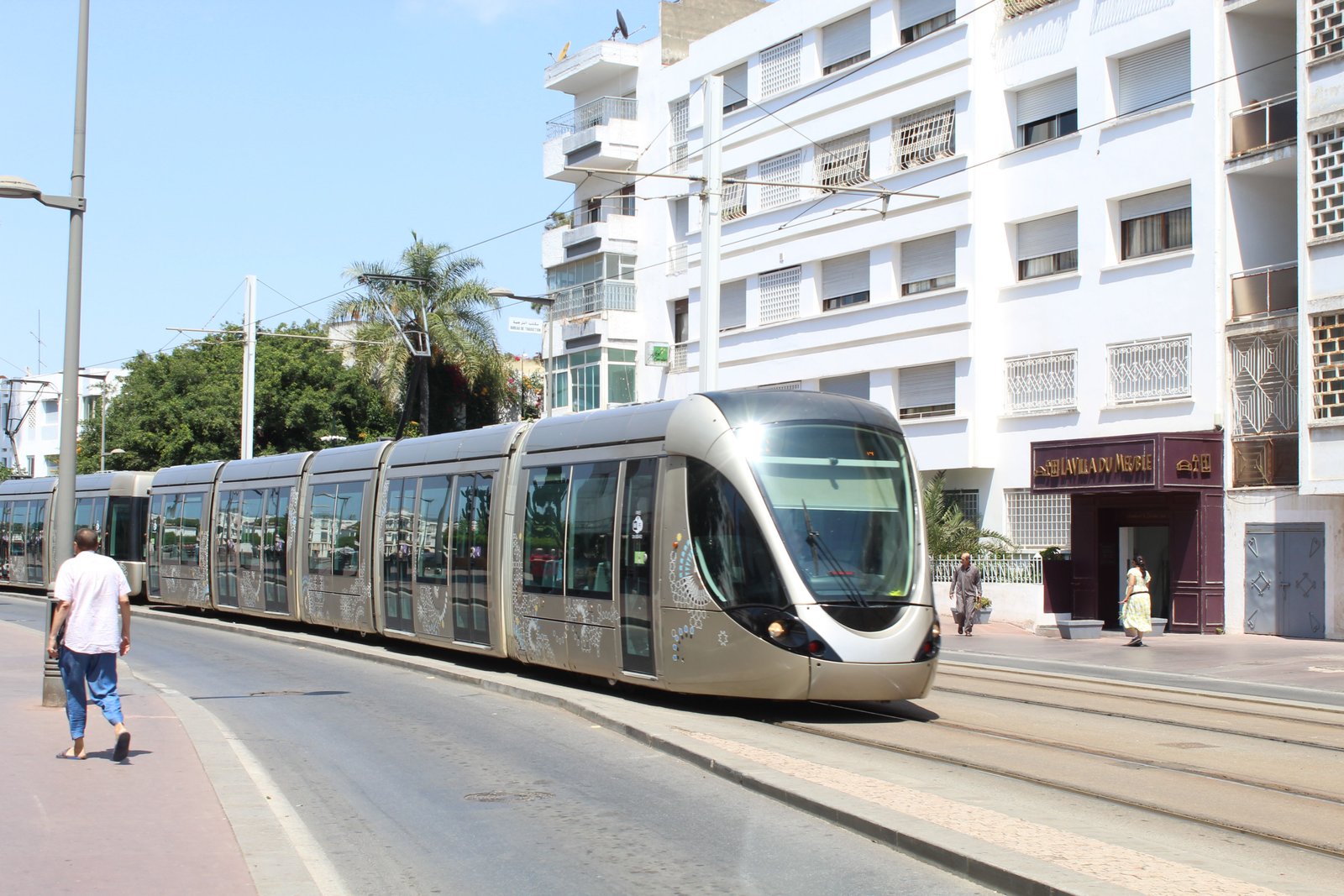 Tramway moderne Rabat-Salé circulant dans la capitale marocaine, photo gratuite