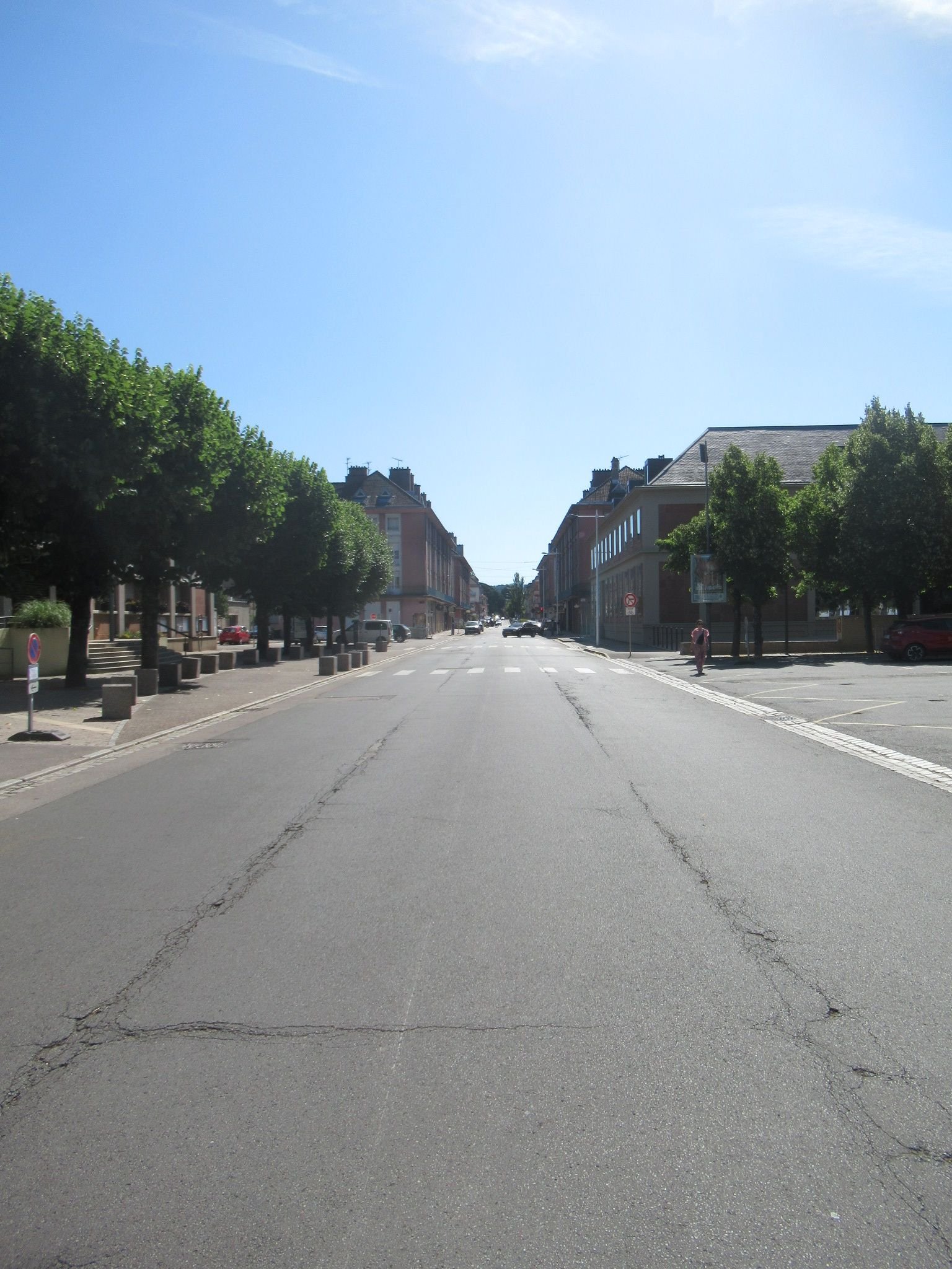 Avenue goudronnée, Saint-Dié-des-Vosges, France, photo gratuite