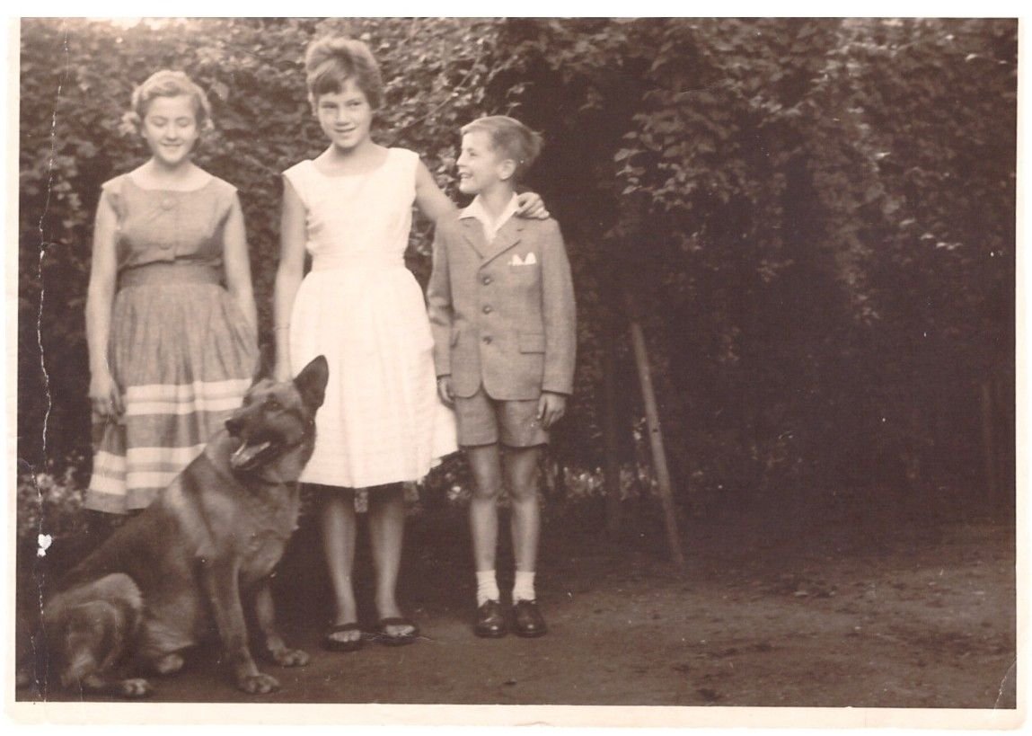 Trois enfants et un chien sur une photo ancienne gratuite