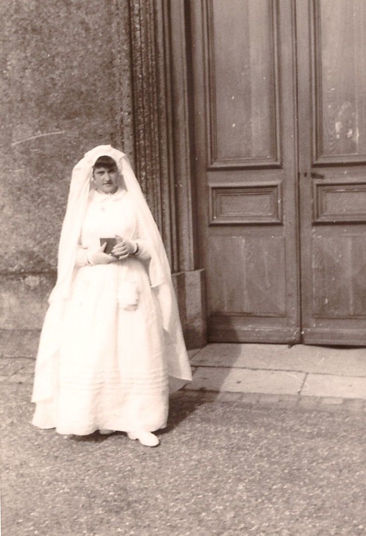 Femme en longue robe blanche pour la grande communion à l'époque photo gratuite