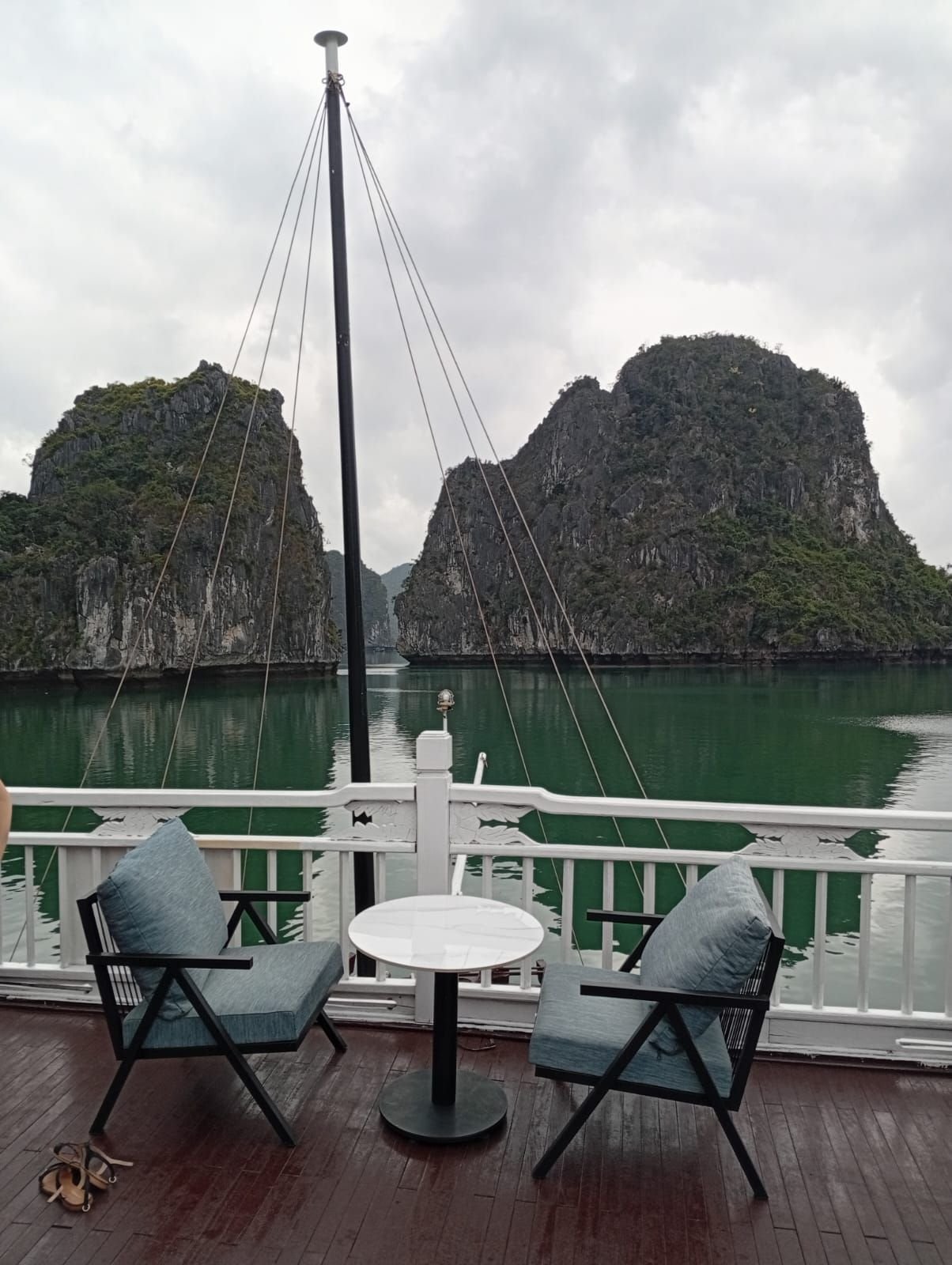 Vue de la falaise depuis une jonque traditionnelle depuis une terrasse avec deux chaises , Vietnam, photo gratuite