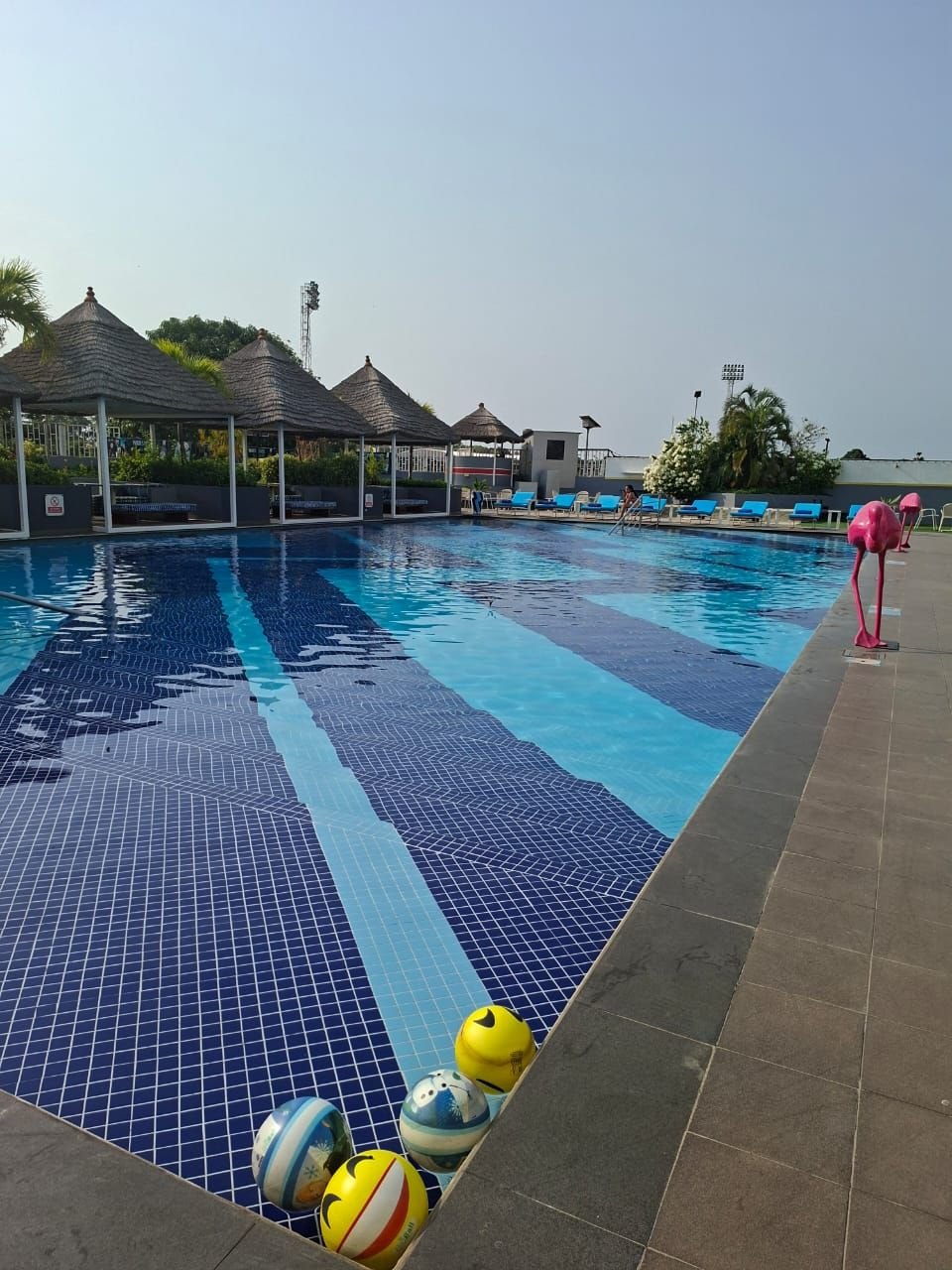 La piscine de l'Hôtel 2 Février situé à Lomé, au Togo, photo gratuite