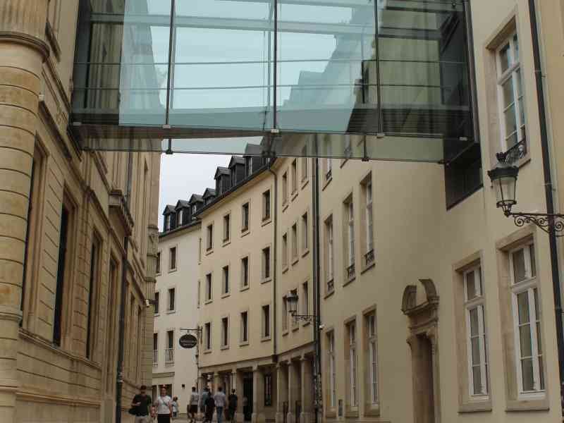 Hôtel de la Chambre des Députés, un pont reliant deux bâtiments à Luxembourg, photo gratuite