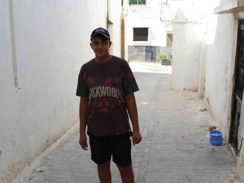 Homme au milieu d'une ruelle, Maroc, photo gratuite