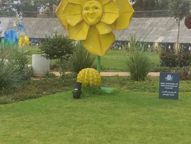 Décoration de parcs, fleur géante, photo gratuite