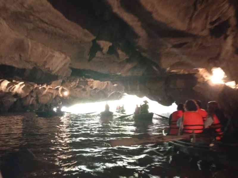 Touristes explorant la rivière souterraine de Tam Coc dans la province de Ninh Binh, au Vietnam, photo gratuite